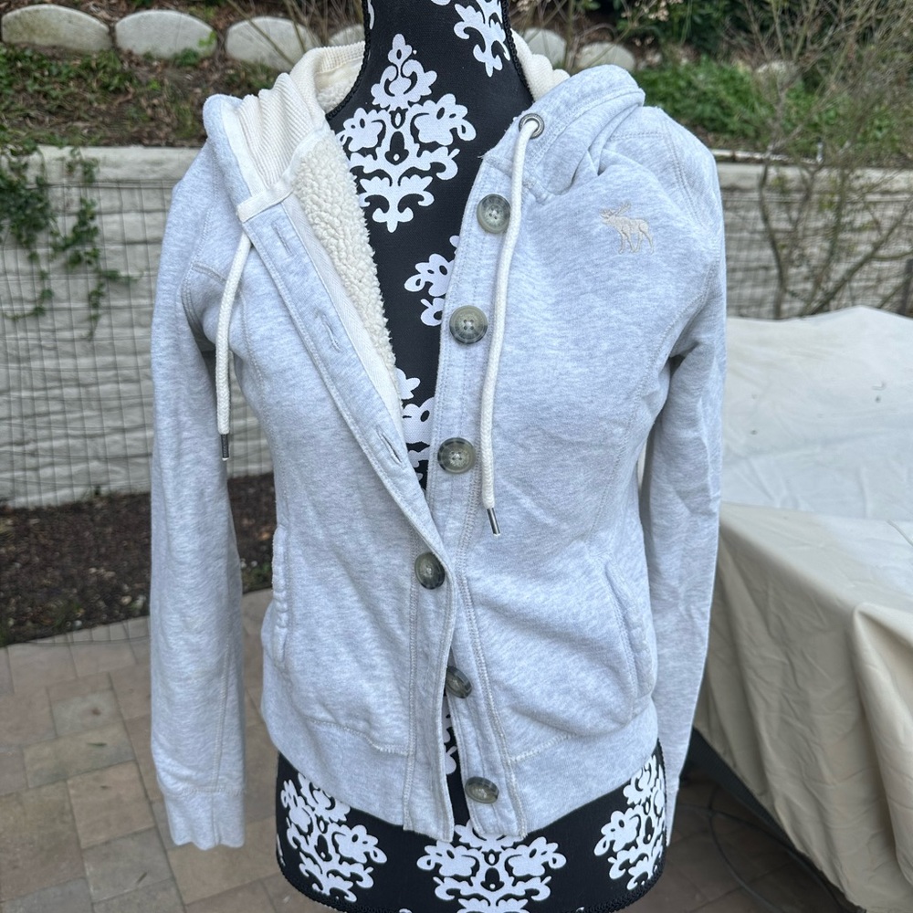 Abercrombie sweatshirt. Shearling lining with waffle hood. Good condition.